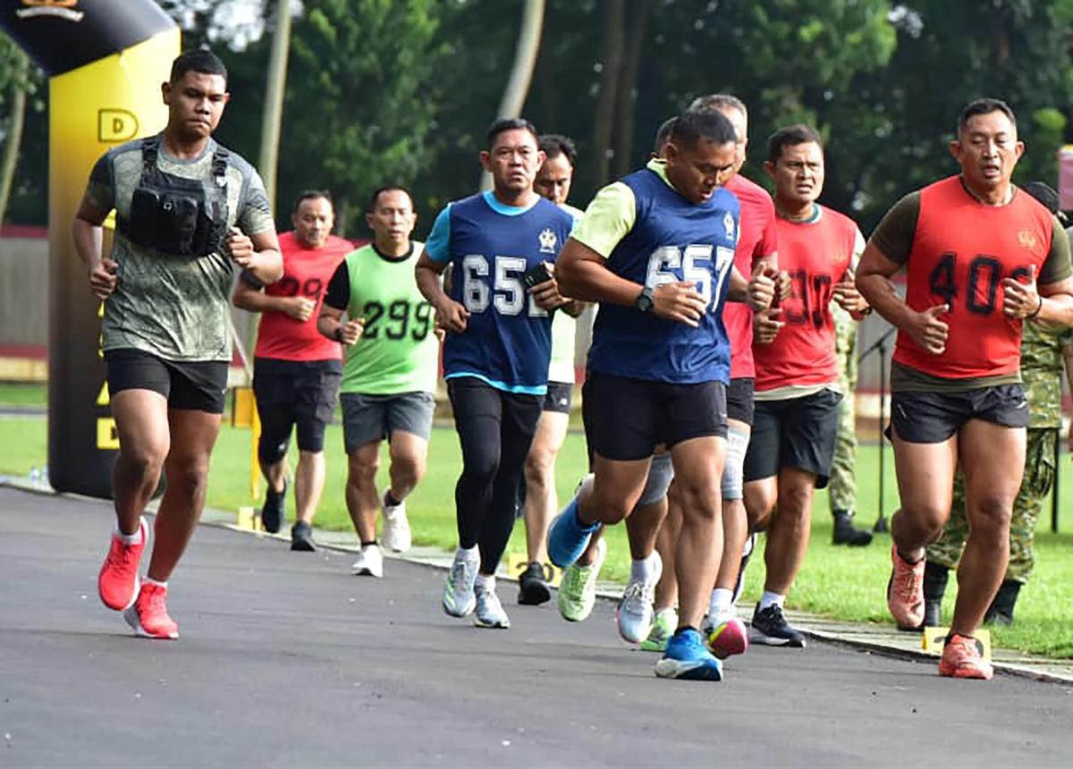 Perwira Tinggi dan Komandan Batalyon TNI Angkatan Darat mengikuti uji kemampuan jasmani di Markas Kopassus Cijantung Jakarta Timur