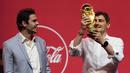 Mantan pemain Brasil Kaká (kiri) dan mantan kiper Spanyol Iker Casillas menunjukkan trofi Piala Dunia FIFA Qatar selama Tur Trofi oleh Coca-Cola dimulai hari ini dengan acara pemberhentian pertama di Dubai, Uni Emirat Arab, Kamis (12/5/2022). (AP Photo/Kamran Jebreili)