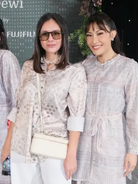 Wulan Guritno juga hadir mengenakan atasan coklat bermotif dipadukan celana putih serasi dengan sling bag Loro Piananya. Melengkapi tampilan dengan kalung mutiara dan kacamata coklat. [@mrsayudewi]