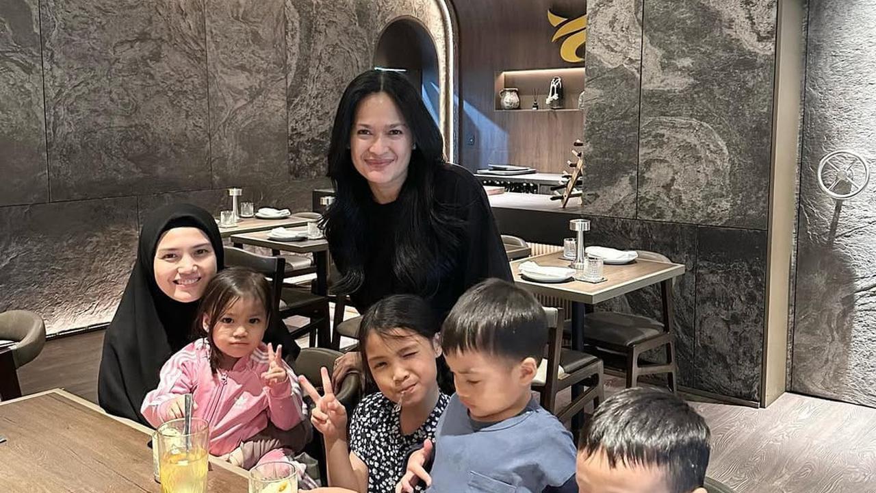Bahagia Selalu Dilibatkan Soal Cucu, Ini 7 Potret Donna Harun dengan Herfiza Sang Menantu