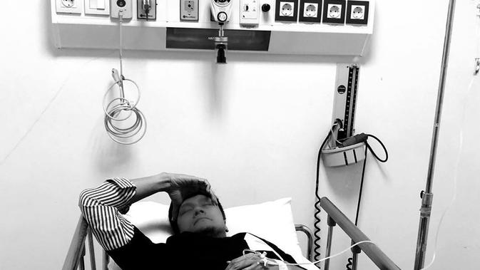 Arie Untung saat sedang sakit. (Instagram @ariekuntung)