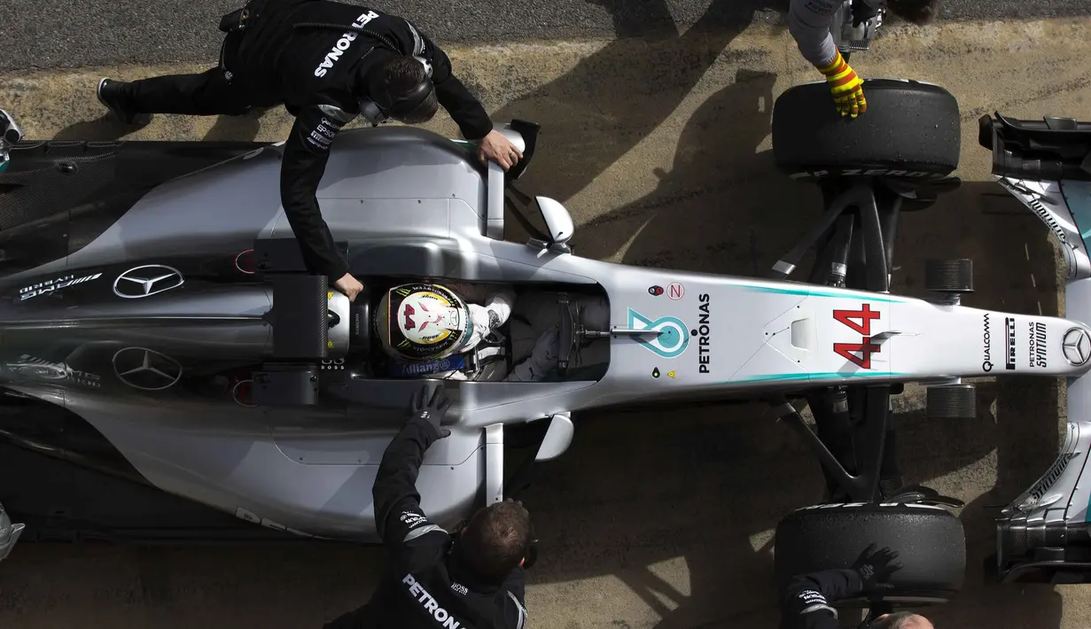  Lewis Hamilton, dari Mercedes AMG GP, ada pada urutan kedua dengan catatan waktu 1m25.409s pada test pre-season di  Sirkuit Catalunya, Montmelo, Barcelona, Senin (22/2/2016) malam WIB.  (EPA/Alejandro Garcia)