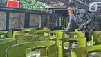 Pekerja menata tabung LPG 3 kg di agen LPG kawasan Cibubur, Jakarta, Jumat (26/2/2021). Pemerintah berencana mengalokasikan dana subsidi LPG 3 kg pada tahun 2021 sebesar Rp 37,85 triliun. (Liputan6.com/Herman Zakharia)