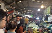 Gibran Blusukan Pontianak: Beli Sayur Pakis yang Belum Pernah Dicicipi, Harga Ikan Asin Bikin Kaget!