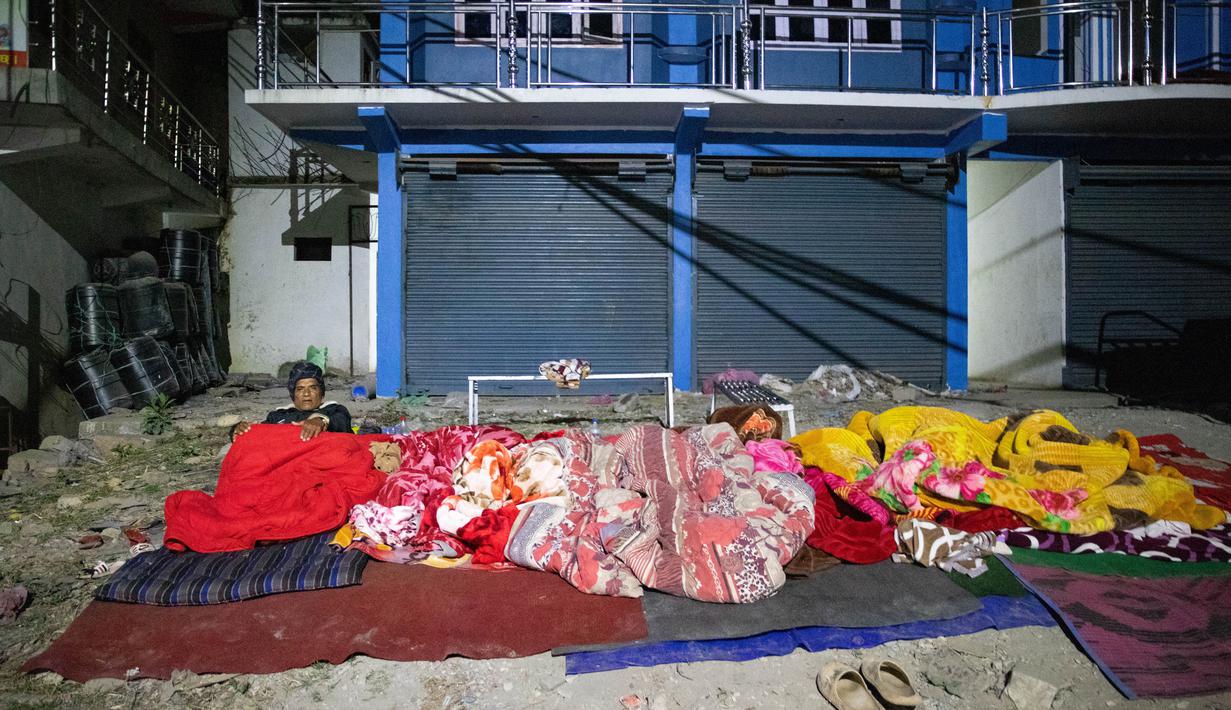 Menurut media setempat melaporkan gempa Nepal terkini itu mengakibatkan jumlah korban tewas mencapai 154 orang. (PRABIN RANABHAT / AFP)