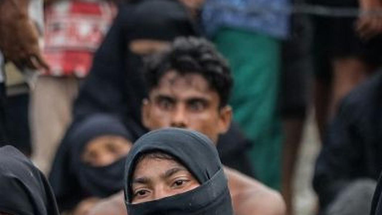 Beberapa warga bahkan menarik kembali kapal pengungsi Rohingya itu ke tengah lautan menggunakan perahu nelayan.