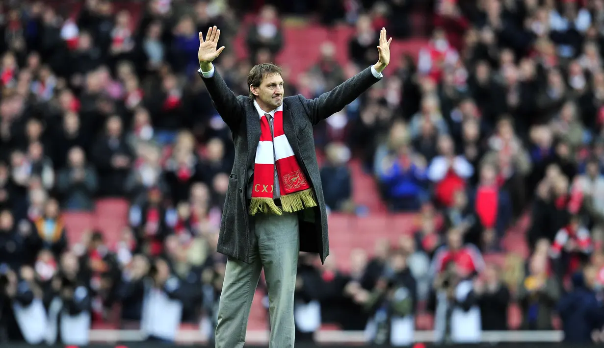 Namun kesalahan yang ia perbuat saat melakukan gol bunuh diri saat membela timnas Inggris. Hal tersebut membuatnya dijuluki “the Jackass” atau si bodoh. (AFP/Glyn Kirk)