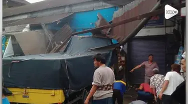 Sebuah truk pengangkut keramik alami rem blong hingga seruduk motor dan ruko di Pasar Kertek, Wonosobo.