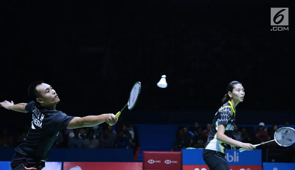 Ganda campuran Indonesia, Hafiz Faizal/Gloria Emanulle Widjaja mengembalikan kok ke Tontowi Ahmad/Liliyana Natsir di semifinal Indonesia Open 2018 di Istora GBK Jakarta, Sabtu (7/7). Tontowi/Liliyana unggul 21-18, 21-8. (Liputan6.com/Helmi Fithriansyah)