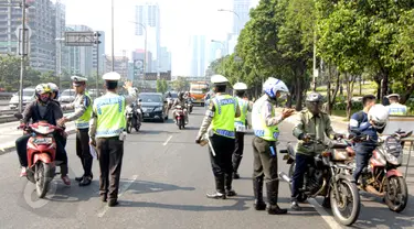 Polda Metro Jaya mengadakan Operasi Patuh Jaya 2015 di sepanjang Jalan Jendral Sudirman, Jakarta, Sabtu (30/5). Polisi menggelar razia patuh jaya untuk menertibkan para pengendara yang melanggar lalu lintas, mulai 27 Mei-9 Juni (Liputan6.com/Yoppy Renato)