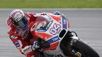 Pebalap Ducati, Andrea Dovizioso, beraksi dalam hari terakhir tes pramusim MotoGP 2017 yang berlangsung di Sirkuit Sepang, Malaysia. (EPA/Fazry Ismail)