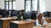 Peserta (UTBK) Seleksi Bersama Masuk Perguruan Tinggi Negeri (SBMPTN) 2022 di Pusat UTBK Universitas Jember