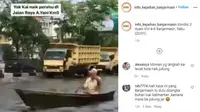 Banjir Kalimantan Selatan, Kakek Ini Viral Naik Perahu di Jalan Raya