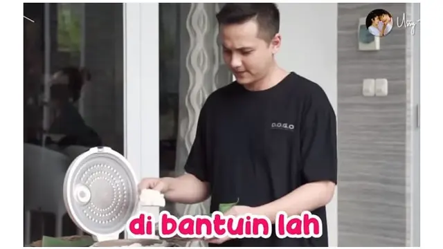 Andhika Pratama yang tak mau kalah menikmati masakan sang istri.
