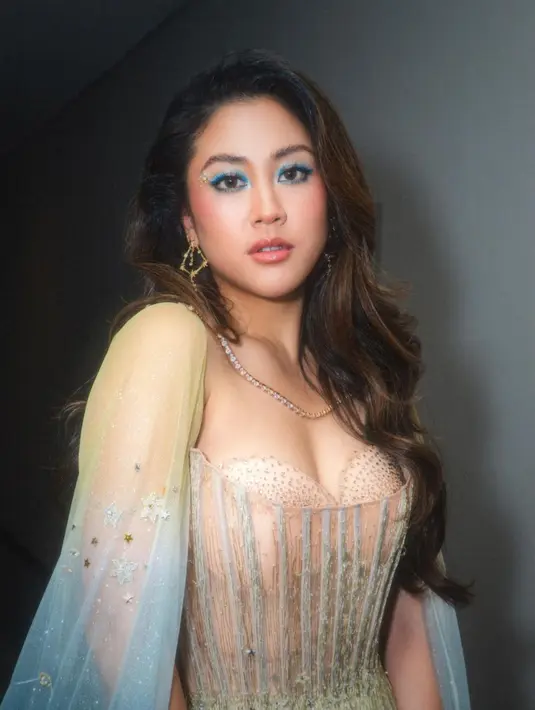 Gaun model cape yang bisa dilepas pasang dan inner bustier tersebut dirancang oleh desainer ternama, Wirama Pratama.
 [@sherinamunaf]
