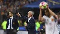 Pelatih Prancis, Didier Deschamps, memeberikan arahan kepada anak asuhnya. Pada laga tersebut kedua tim memakai skema 4-3-3. (AFP/Franck Fife)