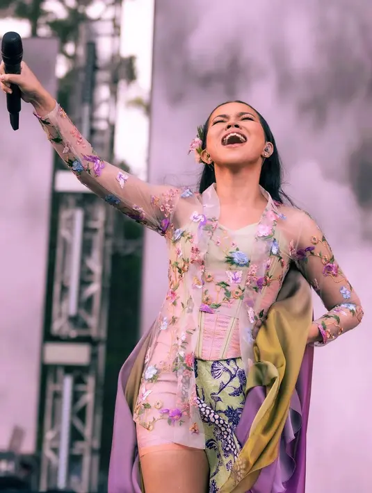 Penyanyi asal Bandung itu mengenakan kebaya kutu baru transparan dengan motif bunga warna-warni [@yurayunita]