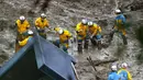 Tim penyelamat melanjutkan operasi pencarian di lokasi tanah longsor di Izusan di Atami, prefektur Shizuoka, barat daya Tokyo, Senin (5/7/2021). Sekitar 700 orang dari polisi prefektur Shizuoka, petugas pemadam kebakaran dan militer Jepang melanjutkan upaya pencarian korban.  (Kyodo News via AP)