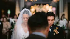 Ini dia momen pemberkatan Roy Sungkono dan Michelle Tahalea yang baru saja digelar 13 Februari 2023 kemarin. Keduanya terlihat khidmat menjalani prosesi pemberkatan di sebuah gereja. Meski digelar terbatas, pernikahan Roy Sungkono dan Michelle Tahalea dihadiri rekan artis. (Liputan6.com/IG/@roysungkono)