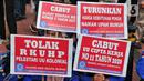 Sejumlah buruh membawa poster bertuliskan tuntutan saat melakukan unjuk rasa di depan Gedung DPR, Jakarta, Rabu (10/8/2022). Dalam aksi tersebut mereka menuntut agar pemerintah menghapus Omnibus Law. (Liputan6.com/Angga Yuniar)