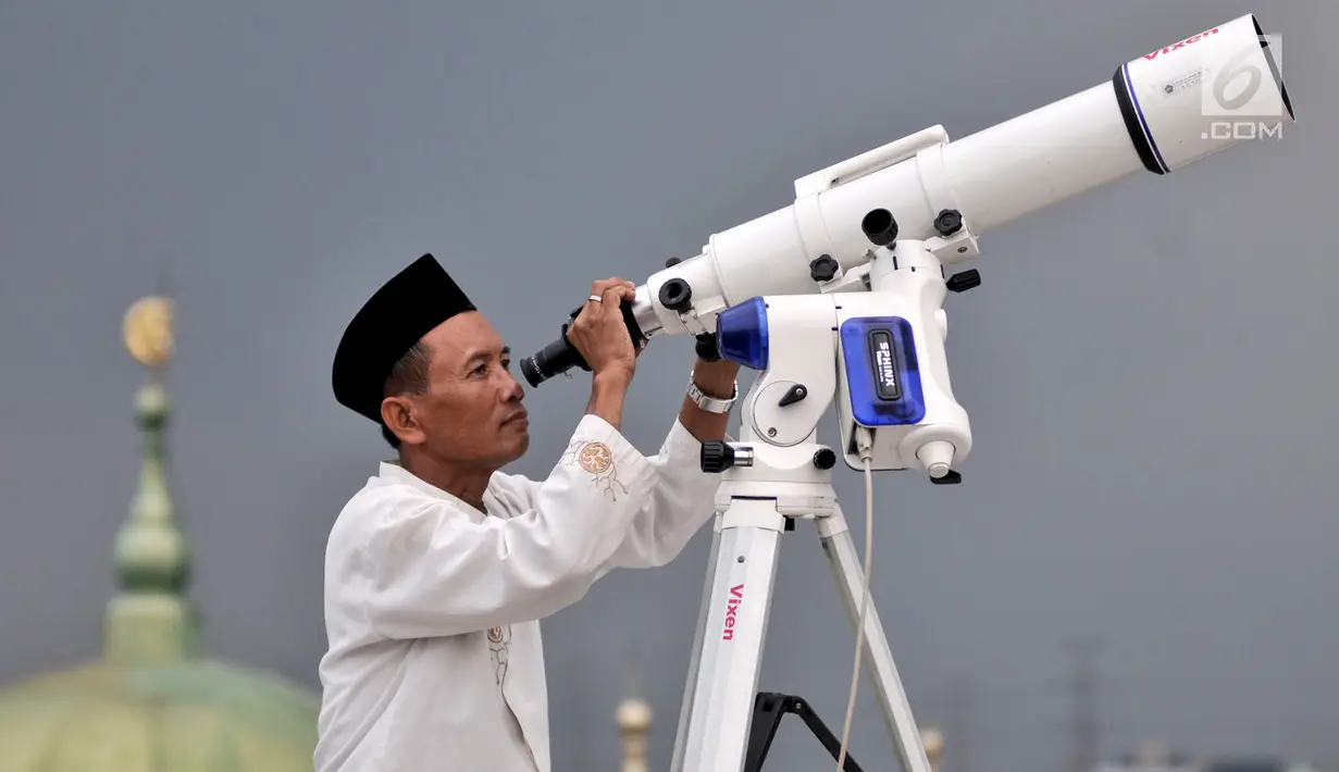 Tim hisab rukyat Kanwil Kemenag DKI Jakarta memantau hilal 1 Ramadan 1440 H menggunakan teleskop dari atap Gedung Kanwil Kemenag DKI Jakarta, Minggu (5/5/2019). Tim hisab rukyat menggunakan jenis teropong seperti theodolite (kuning), teleskop, dan binokular. (merdeka.com/Iqbal S Nugroho)