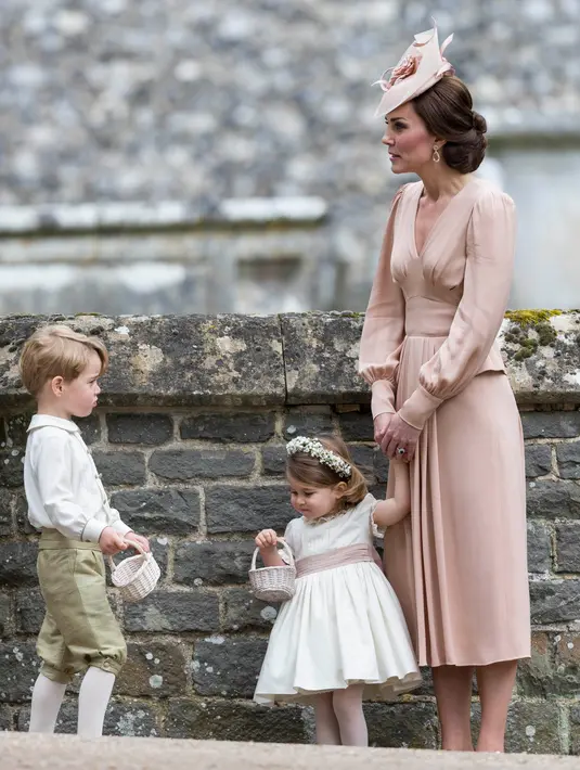 Kate Middleton bersama Pangeran George dan Putri Charlotte saat pernikahan Pippa Middleton dan James Mathews di Gereja St. Mark, Sabtu (20/5). Kate Middleton menggunakan gaun selutut dari rumah mode Alexander McQueen (AP Photo/Kirsty Wigglesworth, Pool)