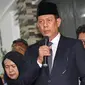 Kepala BNPB Doni Monardo didampingi Menlu Retno Marsudi memberikan sambutan saat serah terima jenazah Kapus Data Informasi dan Humas BNPB Sutopo Purwo Nugroho di rumah duka Raffles Hils, Cimanggis, Depok, Minggu (7/7/2019). Sutopo tutup usia di Guangzhou, China. (Liputan6.com/Herman Zakharia)