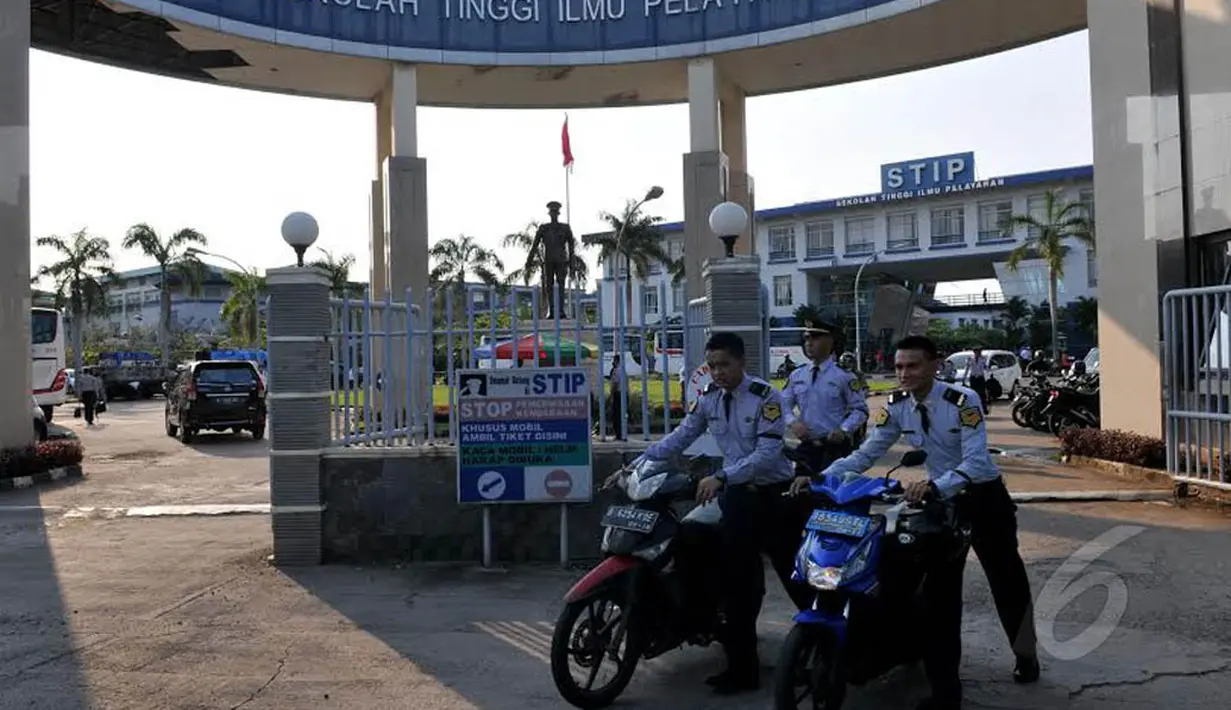 Pita hitam  dikenakan oleh seluruh taruna dan juga semua civitas akademika STIP (Liputan6.com/Johan Tallo)