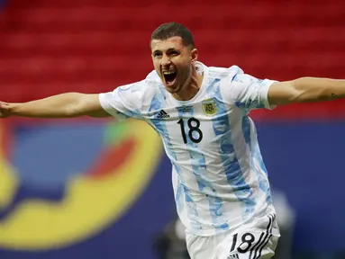 Timnas Argentina akhirnya berhasil meraih kemenangan perdana di Copa America 2021. Tim Tango sukses membungkam Uruguay dengan skor tipis 1-0. (AP/Eraldo Peres)