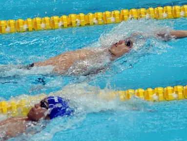 Perenang dari ESC Bandung, Ricky Anggawijaya saat melaju di lomba 200 meter gaya punggung putra Kejuaraan Aquatik Indonesia Open 2017 di Stadion Aquatik GBK, Jakarta, Jumat (15/12). Ricky mencatat waktu 02.04,75 detik. (Liputan6.com/Helmi Fithriansyah)