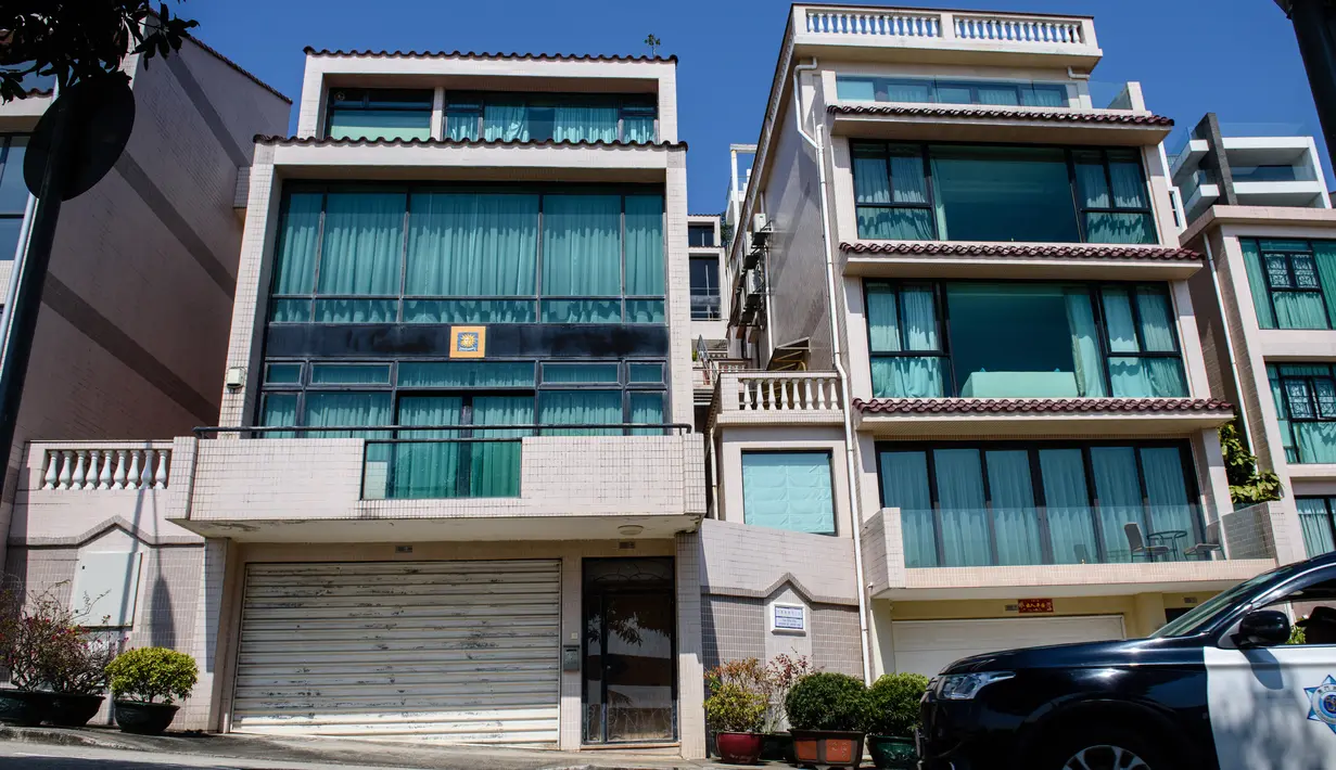 Sebuah villa yang diyakini sebagai salah satu kediaman Kim Jong-nam di Macau, Kamis (16/2). Kim Jong-nam terpaksa bersembunyi dan mengasingkan diri dari Korea Utara karena adik tirinya, Kim Jong-un, memandangnya sebagai ancaman. (Anthony WALLACE/AFP)
