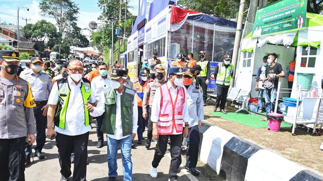 Menteri Perhubungan Budi Karya Sumadi meninjau Pos Pengamanan Cikaledong, Nagreg, Kabupaten Bandung, Jawa Barat, Minggu (1/5).