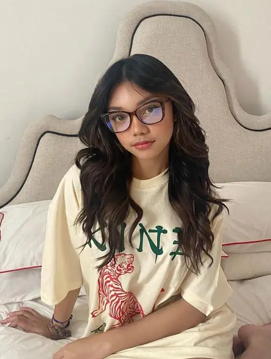 Penampilan simple Naura saat memakai kaos oversize. Kali ini penyanyi yang sudah memulai karirnya sejak kecil ini menggerai rambut panjangnya yang indah. (Instagram/@naura.ayu)