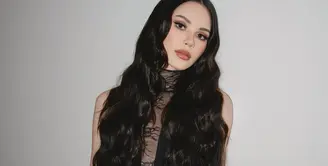 Dalam balutan gaun hitam nan elegan, Alyssa menghadirkan sisi feminin yang misterius, seakan membawa kita pada dunia fantasi bawah laut dengan sentuhan gelap yang memikat. [@almaarijvaniav].