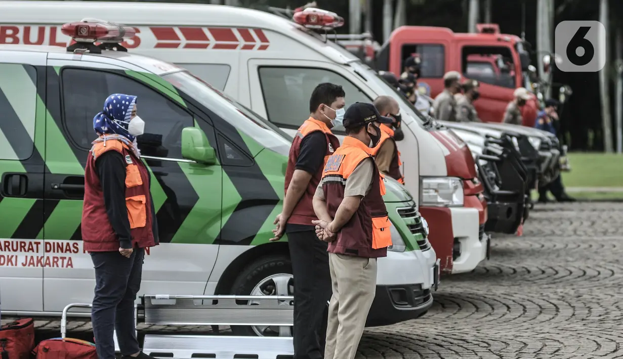 Petugas medis saat mengikuti apel Operasi Lilin Jaya 2020 di Lapangan Silang Monas, Jakarta, Senin (21/12/2020). Operasi Lilin Jaya 2020 berlangsung mulai 21 Desember 2020 hingga 4 Januari 2021. (merdeka.com/Iqbal S. Nugroho)