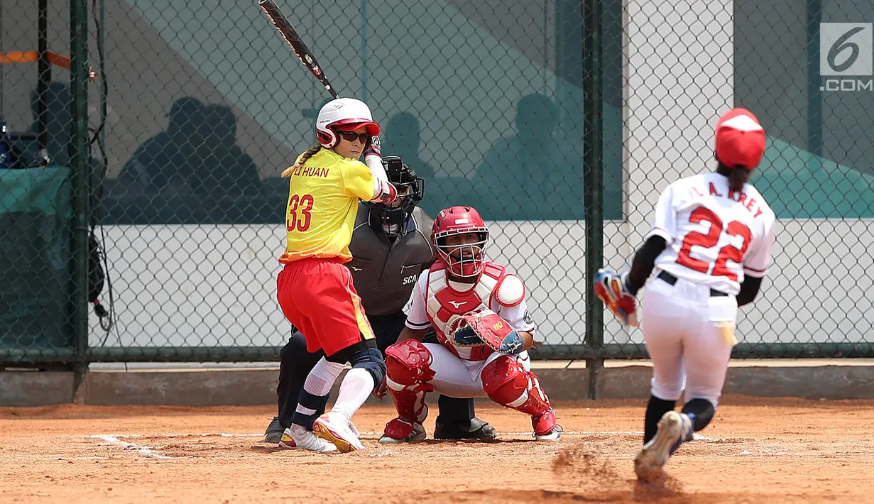 Atlet softball China, Li Huan bersiap memukul bola pada pertandingan Grup A softball Asian Games 2018 melawan Indonesia di Lapangan Softball GBK, Senayan, Jakarta, Minggu (19/8). Indonesia kalah telak dari China 0-14. (Liputan6.com/Fery Pradolo)