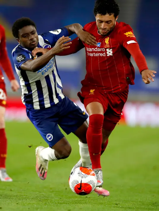 Gelandang Liverpool, Alex Oxlade-Chamberlain dan pemain Brighton & Hove Albion, Tariq Lamptey berebut bola pada lanjutan pertandingan Liga Inggris di Stadion Falmer, Kamis (9/7/2020) dini hari WIB. Liverpool berhasil kalahkan Brighton dengan skor 3-1. (AP Photo/Paul Childs,Pool)