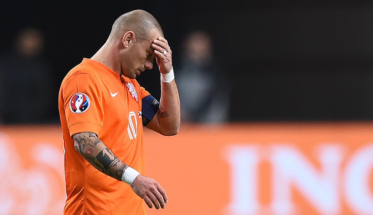 Gelandang Belanda, Wesley Sneijder terlihat sedih usai takluk dari Ceska 2-3 pada laga kualifikasi Piala Eropa 2016 di Stadion Amsterdam Arena, Belanda, Rabu (14/10/2015). Belanda gagal melaju ke Piala Eropa 2016. (AFP Photo/Emmanuel Dunand)
