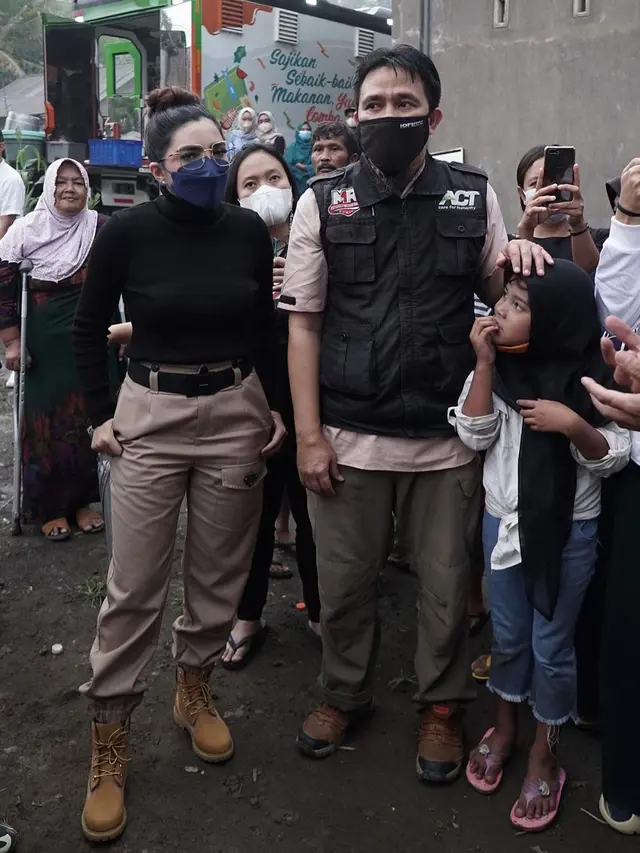Datang Langsung Ke Posko, Ini 7 Momen Ashanty Beri Bantuan Ke Korban Bancana Semeru