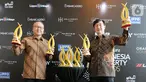 CEO PT. Lippo Cikarang Tbk dan COO PT. Lippo Karawaci Tbk Rudy Halim dan Chief Marketing Officer Lippo Homes Jopy Rusli mengangkat trofi penghargaan di Lippo Karawaci, Tangerang, Selasa (15/12/2020). Lippo Group meraih 11 penghargaan Indonesia Property Award 2020. (Liputan6.com/Fery Pradolo)