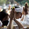 Umat Hindu Bali berdoa saat merayakan Hari Raya Kuningan di Pura Sakenan, Bali, Sabtu (18/6/2022). Kuningan menandai hari terakhir perayaan Galungan, salah satu upacara keagamaan terbesar umat Hindu di Bali. (AP Photo/Firdia Lisnawati)