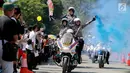 Polwan beratraksi menggunakan motor gede selama Road Safety Festiva Millenial Gorontalo, Minggu (10/2). Acara ini juga memberikan edukasi berkendara kepada ribuan millenial yang hadir. (Liputan6.com/Rahmad Arfandi Ibrahim)