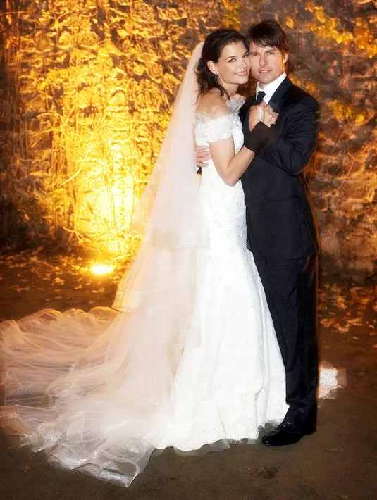 Tom Cruise dan Katie Holmes sempat diacam oleh Davit Hans Schmidt yang miliki 7000 foto pernikahan private mereka. Ia meminta US$1,3 juta jika tak ingin foto itu tersebar. (Us Weekly)