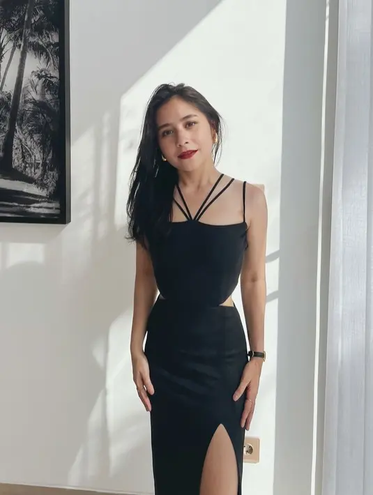 Rambut semi panjangnya dibiarkan terurai dengan gaya acak-acakan, tanpa poni. Penampilan Prilly ini pun mendapat 5 ribu komentar di akun media sosialnya. [@prillylatuconsina96]