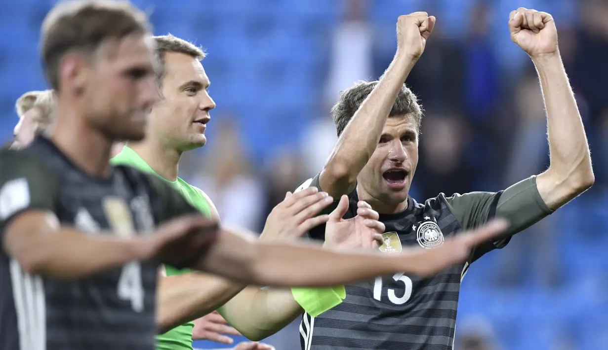 Pemain Jerman, Thomas Muller merayakan kemenangan timnya usai mengalahkan Norwegia 3-0 pada kualifikasi piala Dunia 2018 di Stadion Ullevaal, Oslo (5/9/2016) dini hari WIB. (AFP/ John Macdougall)