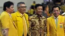 Menkopolhukam Wiranto (batik), Ketua DPD I Partai Golkar Provinsi Lampung, M. Alzier Dianis dan Menperin Airlangga Hartarto (kiri) menghadiri Penutupan Rapimnas I Partai Golkar 2016 di Istora Senayan, Jakarta, Kamis (28/7). (Liputann6.com/Johan Tallo)