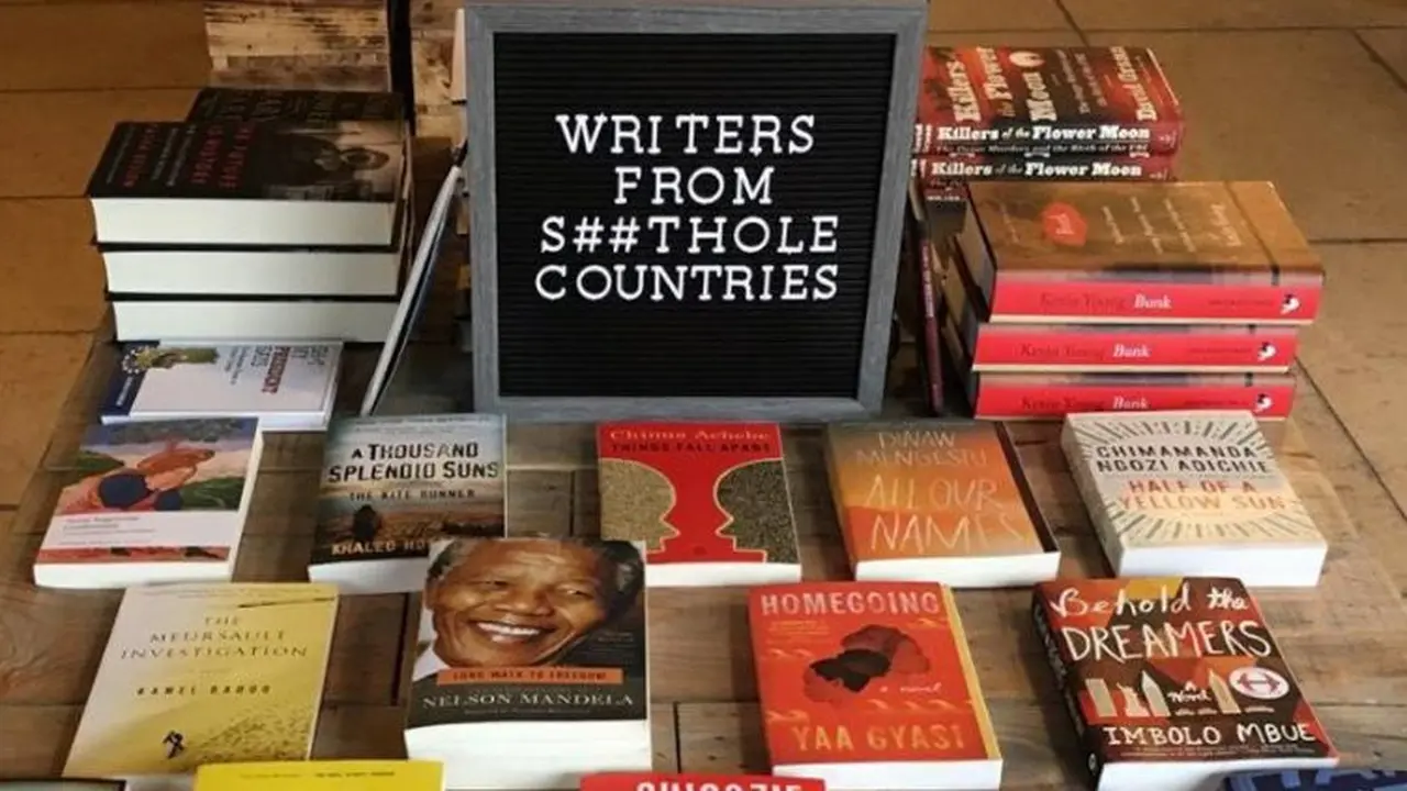 'Writers from shi#hole countries', tagline koleksi buku yang digunakan oleh sebuah toko buku di New York, yang dimaksudkan untuk menyindir Donald Trump (Rough Draft via Business Insider)
