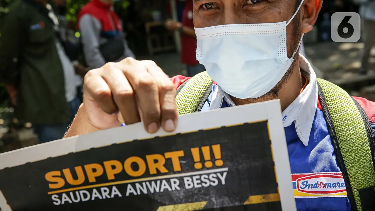 FOTO: Buruh Geruduk Kantor Indomaret