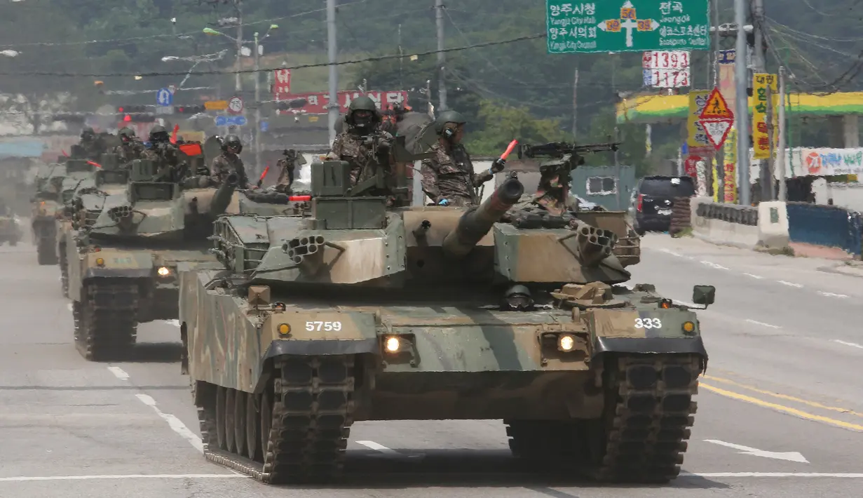 Rombongan tentara militer Korea Selatan (Korsel) mengendarai tank K-1 selama latihan tahunan di dekat perbatasan dengan Korea Utara, Paju, Korsel (5/7). (AP Photo / Ahn Young-joon)