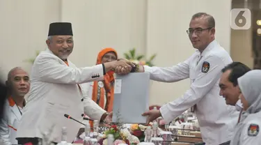 Presiden PKS Ahmad Syaikhu memberikan dokumen kepada Ketua KPU RI Hasyim Asyari saat mendaftarkan Bacaleg tingkat DPR RI di Kantor KPU RI, Jakarta, Senin (8/5/2023). (merdeka.com/Iqbal S. Nugroho)